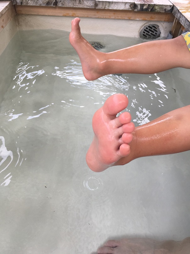 足湯に浸かった子供の足