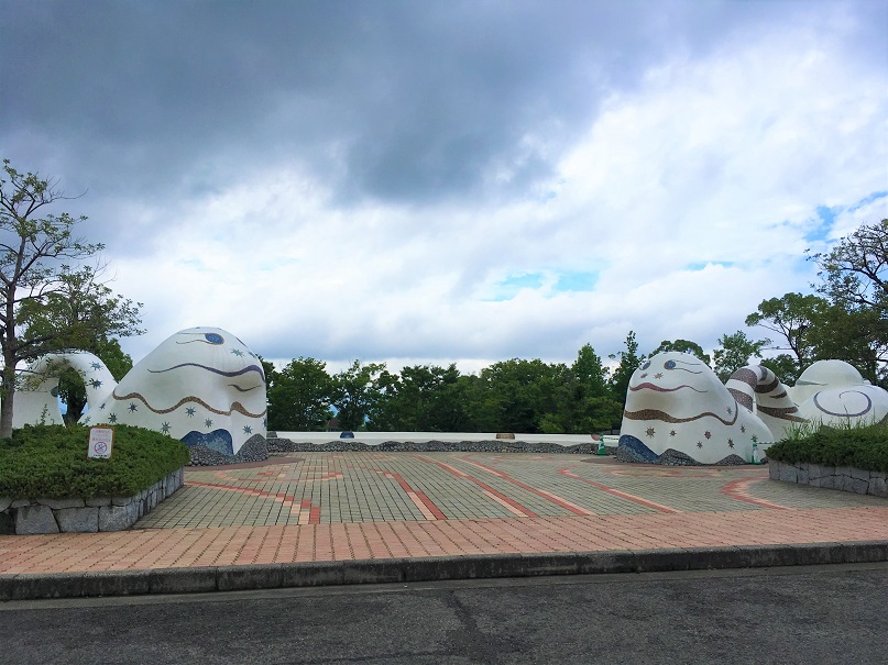 さぬき空港公園内の希望の広場にある雲の洞窟、雲に顔が付いたようなオブジェが2つ並んでいる。